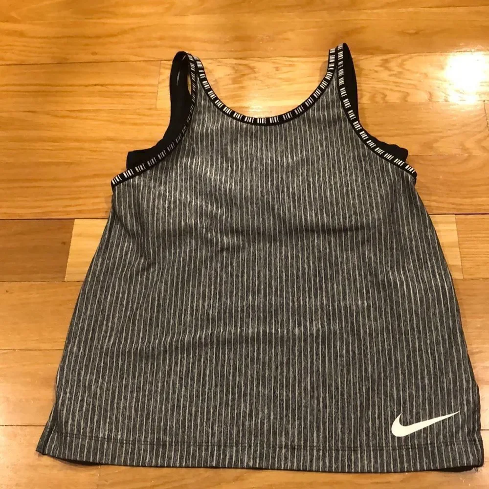 𝅺NIKE Dri-Fit built in bra tank top size medium.
